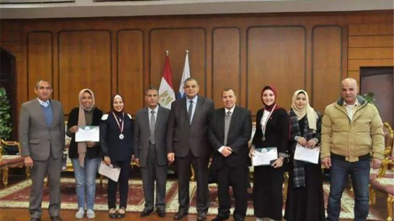 رئيس جامعة كفرالشيخ يكرم المشاركات في أسبوع الفتيات بالفيوم