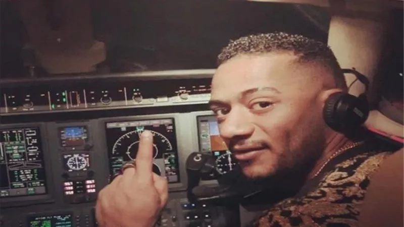بلاغ للنائب العام ضد الفنان محمد رمضان وقائد طائرة