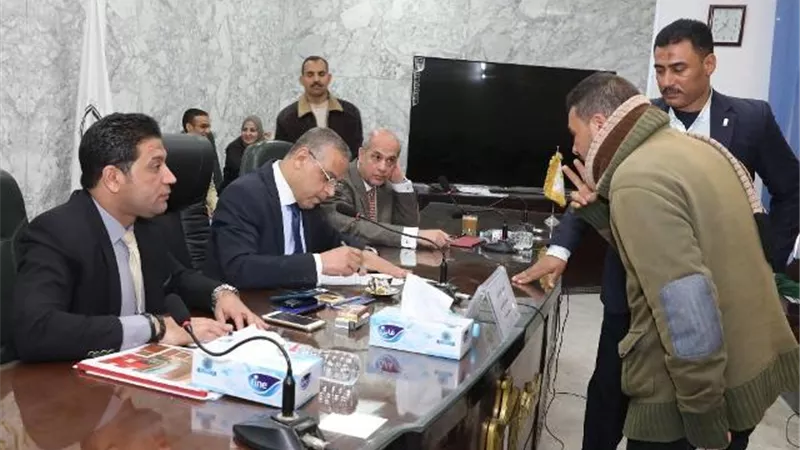 محافظ سوهاج يلتقي 180 مواطنا لبحث وحل مشاكلهم