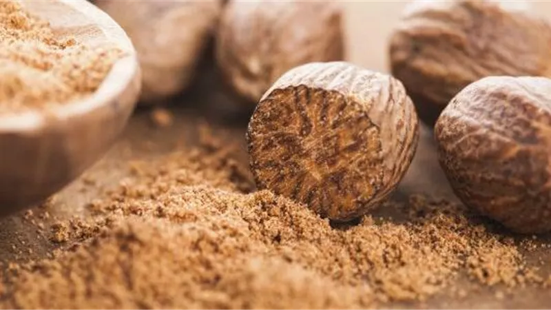 الهلوسة والخمول.. مضاعفافات خطيرة عند الافراط فى تناول جوزة الطيب