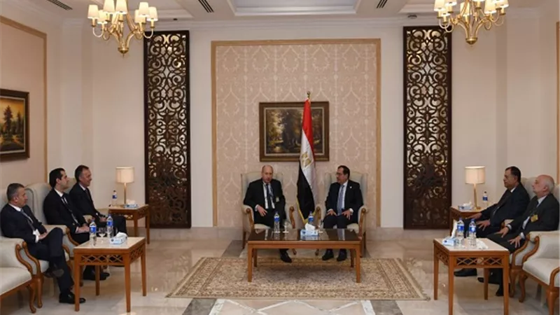 الملا يلتقى نائب 
