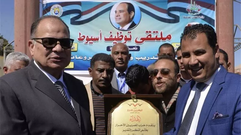 شباب المصريين الأحرار يكرمون محافظ أسيوط