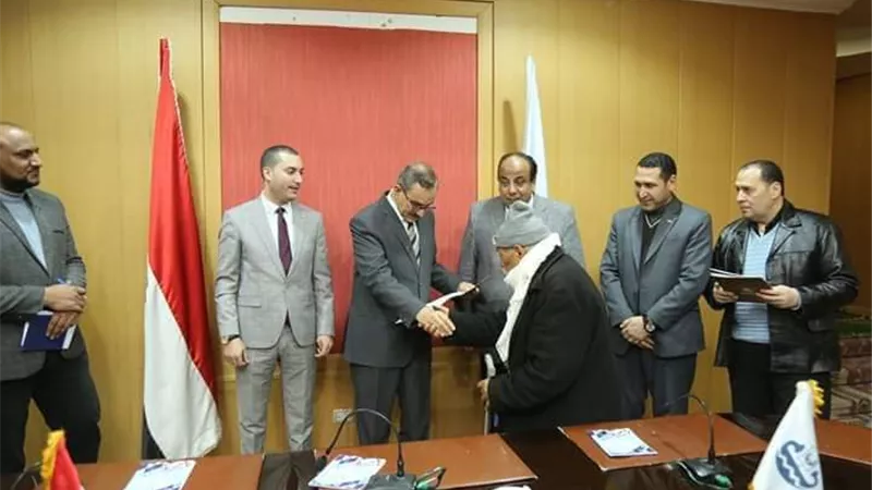محافظ كفر الشيخ ييسلم ١٢ عقد تقنين أراضي أملاك الدولة للمواطنين
