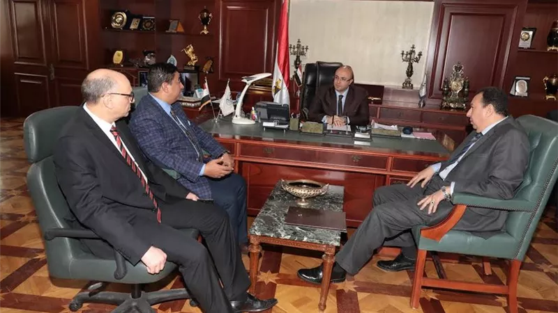 محافظ بني سويف يلتقى وفد بنك مصر