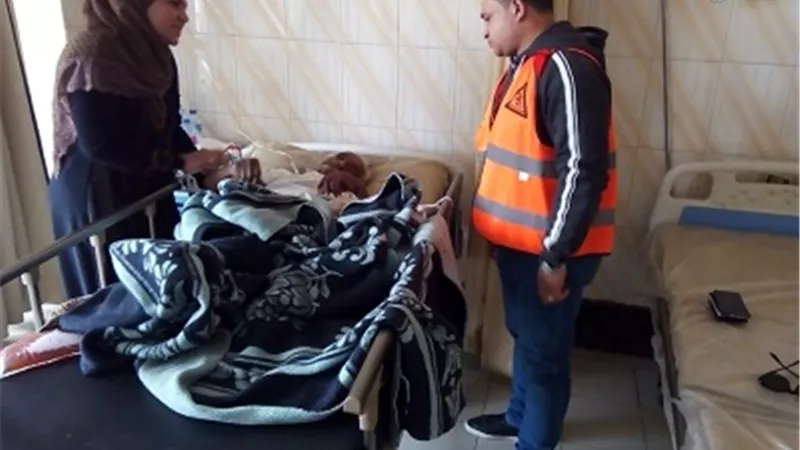 فريق التدخل السريع ينفذ مسن مريض بلا مأوى من الشارع ويعيده لأهله