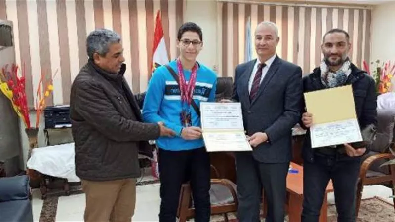 مدير رياضة كفرالشيخ يكرم بطل التايكوندو .صور