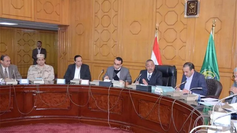تنفيذي الإسماعيلية يستعرض تطوير طريق السويس الصحراوي