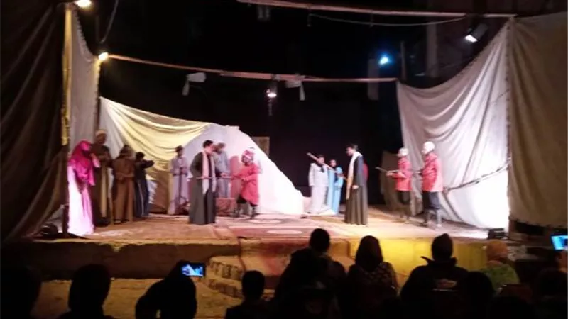 إبن عروس ضيفاً يحكي قصته في العرض المسرحي بساحل سليم