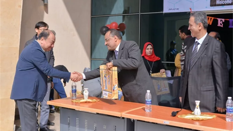 رئيس جامعة بني سويف التكنولوجية يكرم خبراء كوريين