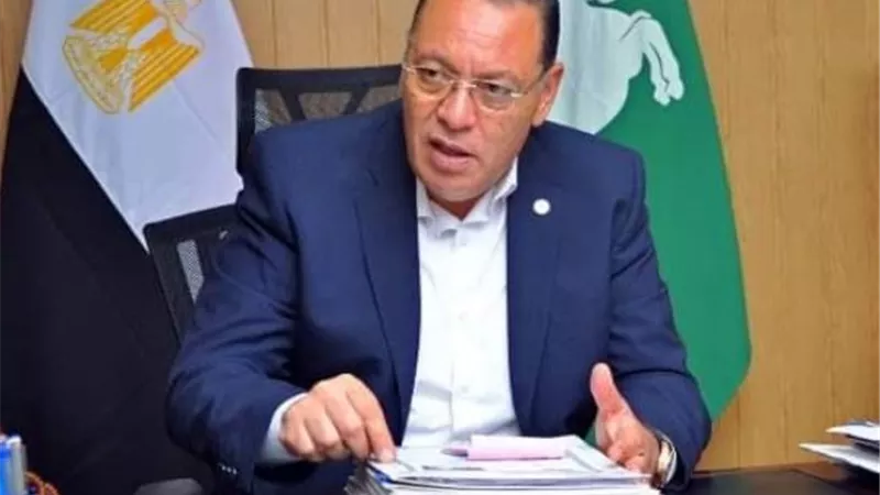 غلق وتشميع ١٩٦ محل تجاري وكافتريا ومقهى وقاعة بدون ترخيص