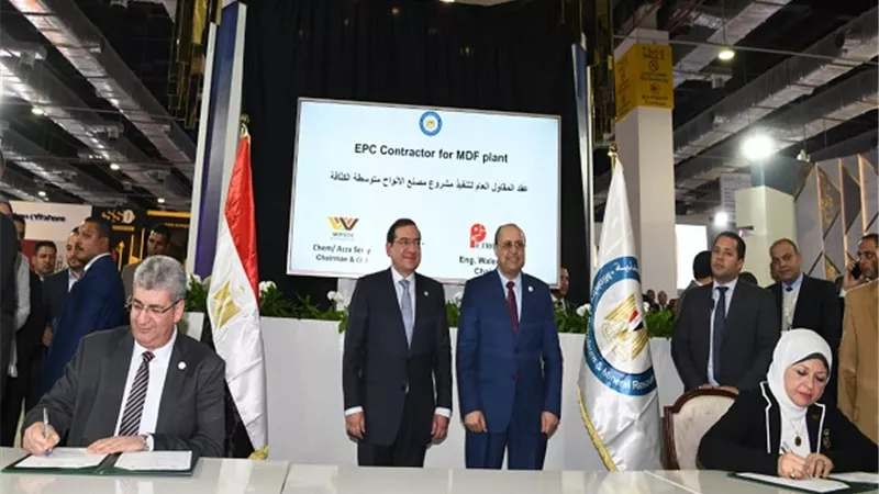 الملا يشهد توقيع عقدإنشاء مشروع إنتاج الألواح الخشبية من قش الأرز