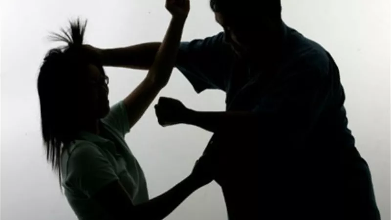 في الفلانتين.. أب يضرب ابنته بشبرا علقة موت لهذا السبب