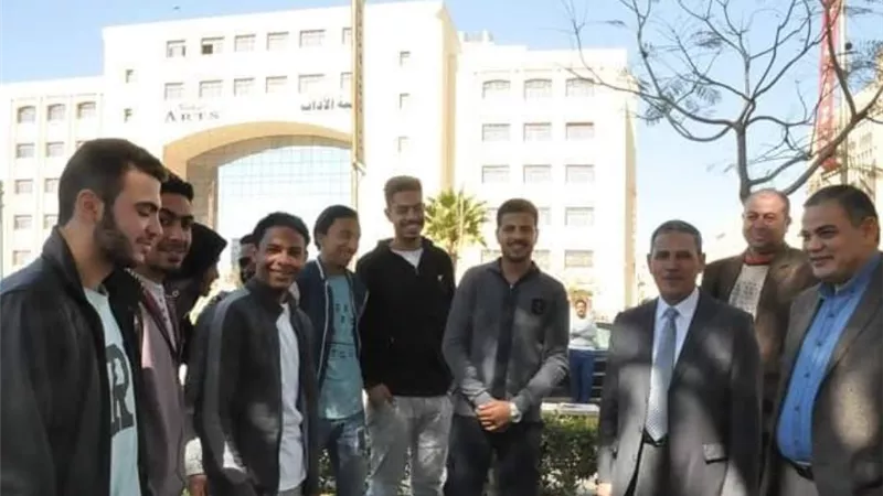 رئيس جامعة كفر الشيخ يتفقد الحرم الجامعي ويلتقي الطلاب