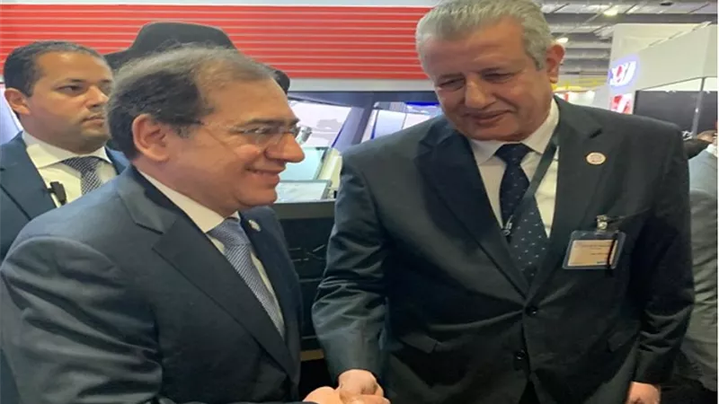 وزير البترول يتفقد جناح السهام البترولية بـ