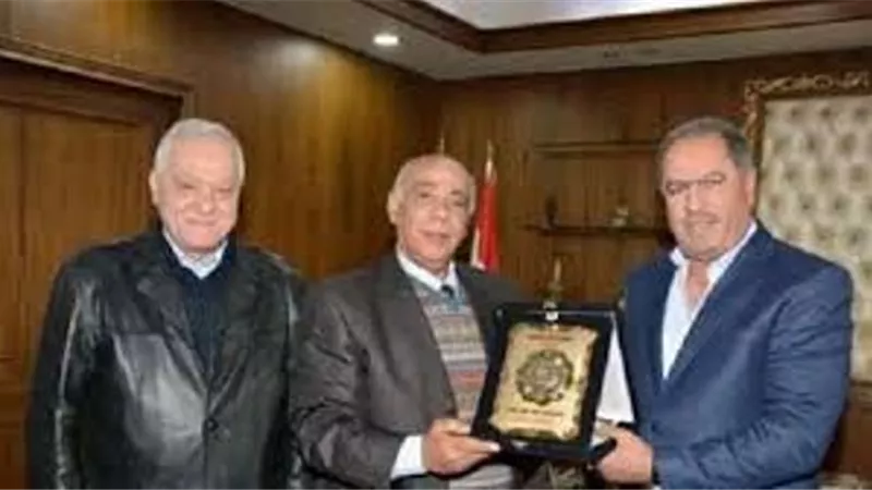 التنظيم النقابي المصري يسلم هدية تذكارية لرئيس عمال سورية