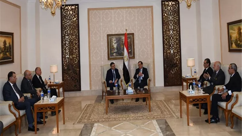 وزير البترول يعقد اجتماعا مع رئيس
