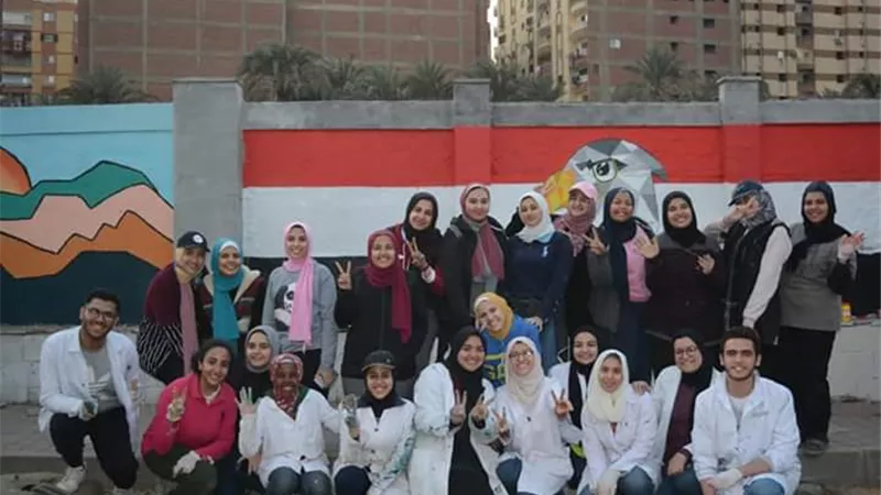 محافظة الجيزة تشارك الشباب تجميل الأسوار وكبائن التليفونات