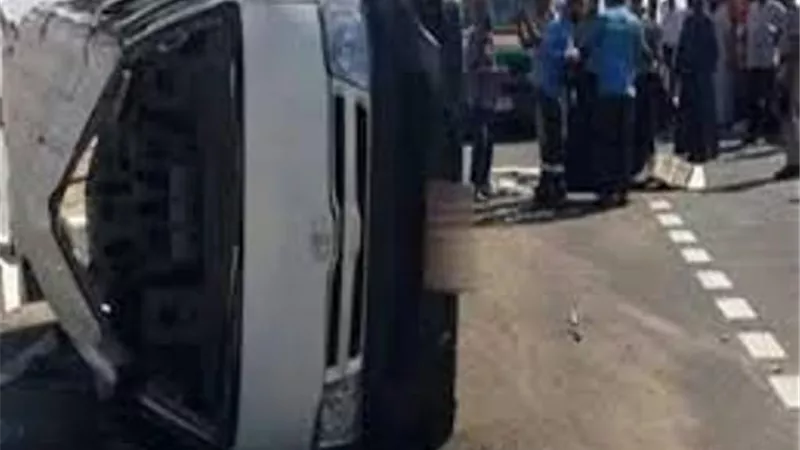 إصابة 8 عمال فى انقلاب سيارة بالشرقية