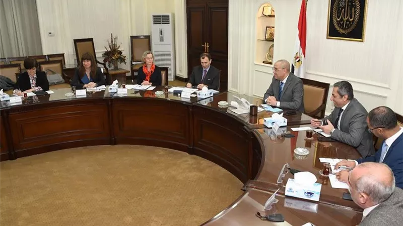 وزير الإسكان يلتقى وفد البنك الأوروبى لإعادة الإعمار والتنمية لبح