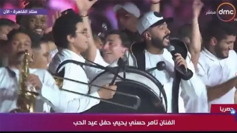 تامر حسنى يداعب المجاريح فى عيد الحب