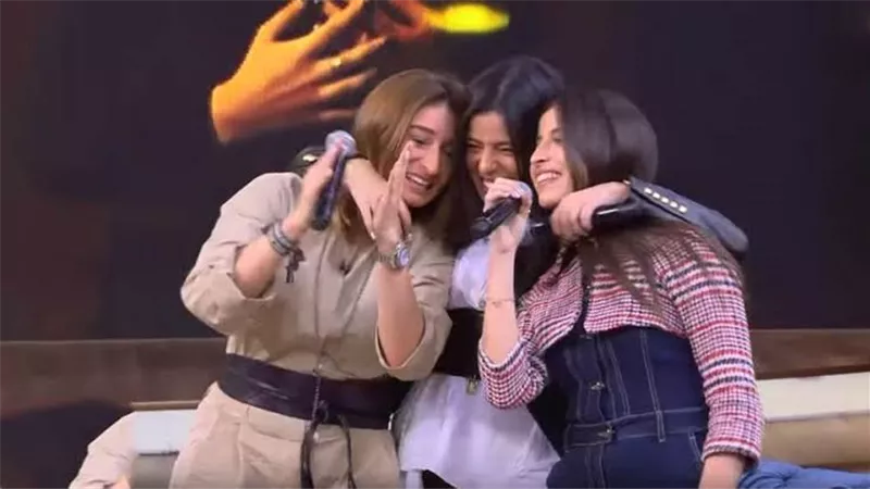شاهد بالفيديو : بنات عامر منيب يغنى 