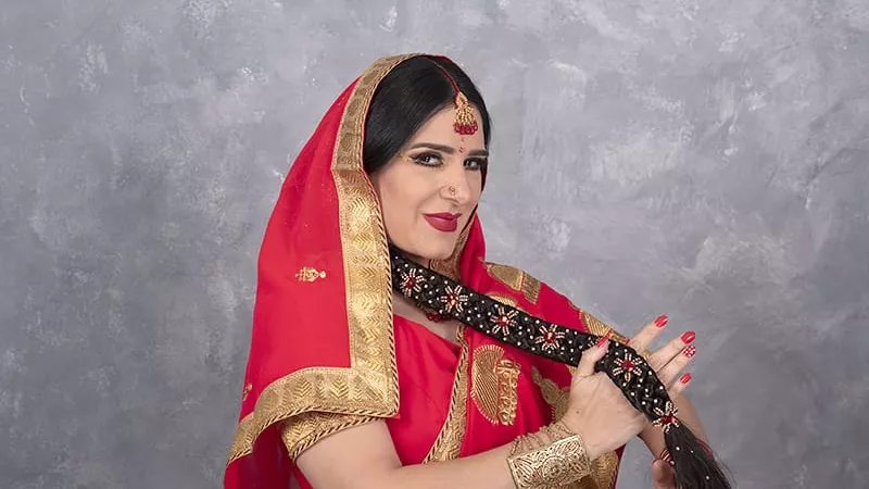 ميرنا وليد تشارك في عيد الحب بالساري الهندي..صور