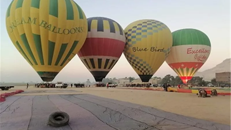320 سائح على متن 15رحلة بالون فى سماء الأقصر