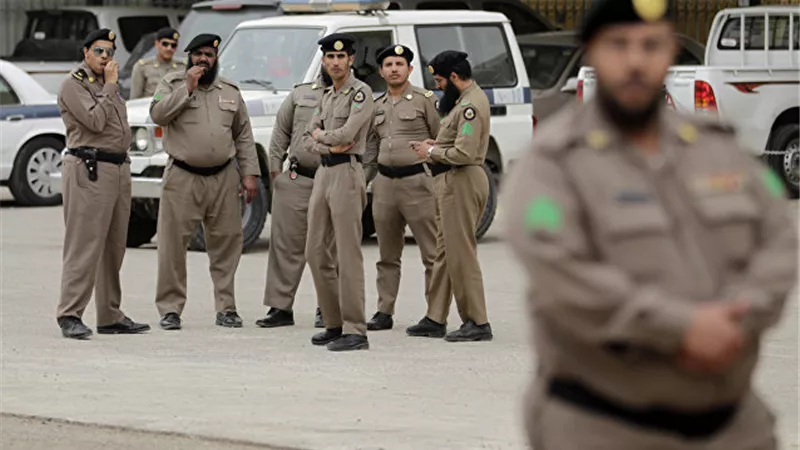 الشرطة السعودية تعلق على فيديو مروع بين رجل وامرأة.. فيديو