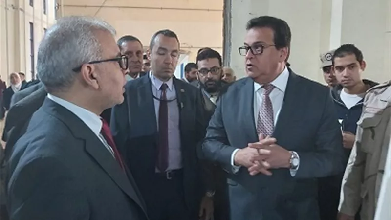 وزير التعليم العالي يتفقد مركز تجميع الأقمار الصناعية