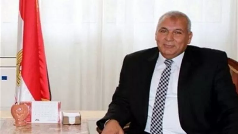 الزملّوط يمنح 10 آلاف جنيه مكافأة لعمال نظافة مستشفي الفرافرة