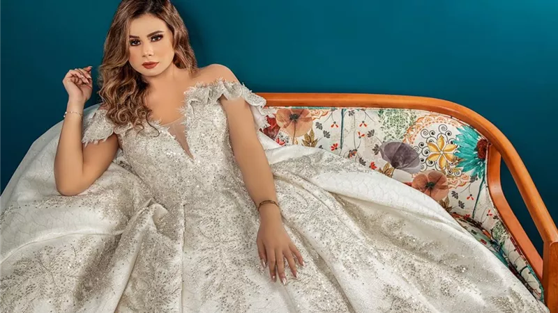 منة عرفة تتألق بفستان زفاف من تصميم سماح القاسم.. صور