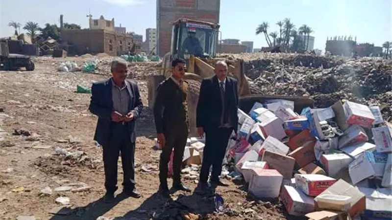 اعدام 3 طن ونصف حلاوة طحينية و750 كرتونة كراتيه بسوهاج.. بالصور