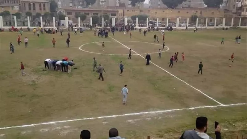 الجماهير إقتحمت الملعب لأداء صلاة العصر لإضاعة الوقت