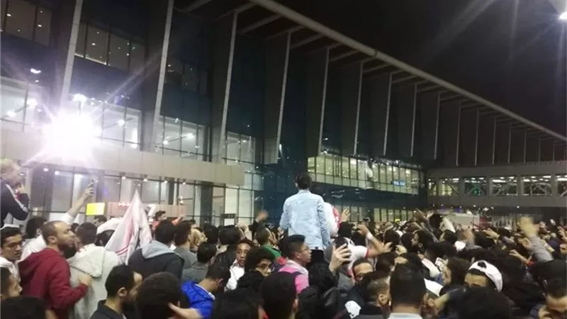 شاهد .. استقبال جماهير الزمالك للفريق بمطار القاهره