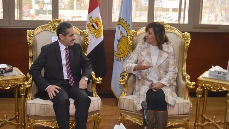 وزيرة الهجرة تصل 