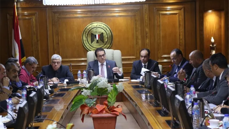 عبد الغفار يستعرض الالتزام بالبرنامج الزمنى لتنفيذ خطة الوزارة