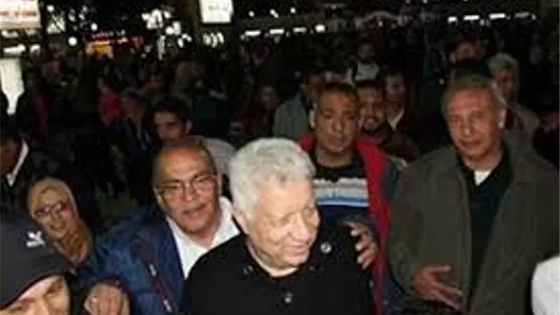 مرتضى منصور يحتفل مع أعضاء النادى بالفوز ببطولة السوبر