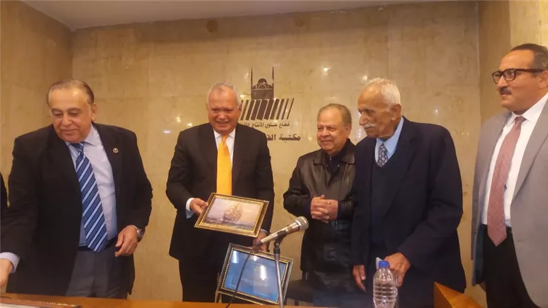 مناقشة دور الدبلوماسية المصرية فى نشر الوعى الثقافى بمكتبة القاهرة