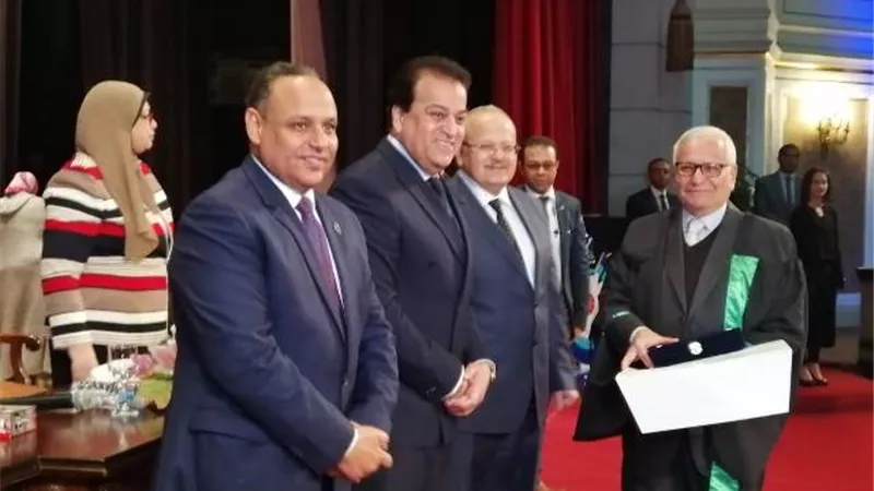 عبد الغفار يشهد تسليم الأوسمة والدروع للفائزين بجوائز الدولة لعامي ٢٠١٧-٢٠١٨
