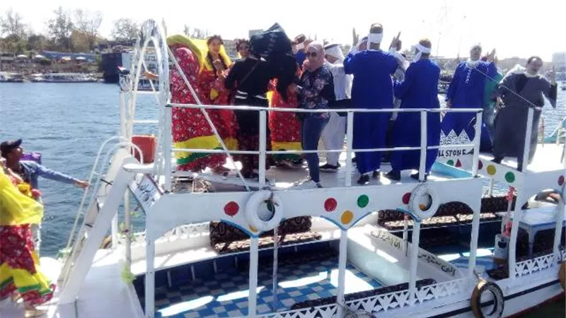 بدفيليه نهري.. انطلاق فعاليات مهرجان أسوان الدولى الثامن للثقافة والفنون.. صور