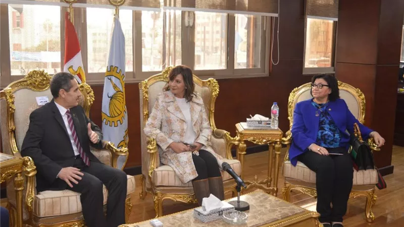 وزيرة الهجرة ومحافظ الغربية يعقدان اجتماعا لمناقشة خطة الاستدامة بالقرى المنتجة
