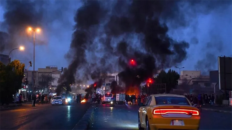 مقتل متظاهر وتعرض آخرين للطعن في بغداد