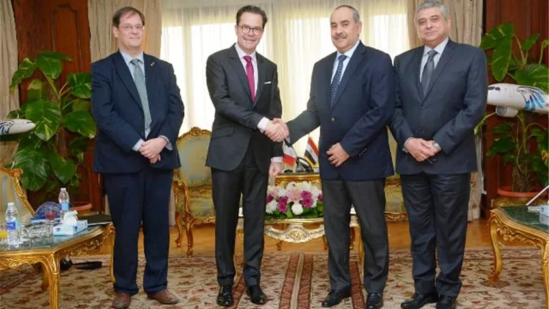 وزير الطيران يبحث مع سفيرفرنسا العلاقات الثنائية فى صناعة النقل الجوي