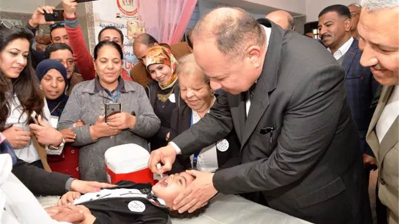 محافظ أسيوط يتفقد أعمال حملة التطعيم ضد مرض شلل الأطفال..بالصور