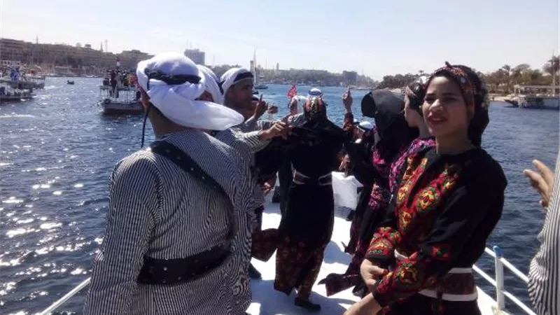 ٤٠٠ فنان مصري واجنبي علي صفحة نهر النيل بمهرجان اسوان الدولي للثقافة والفنون