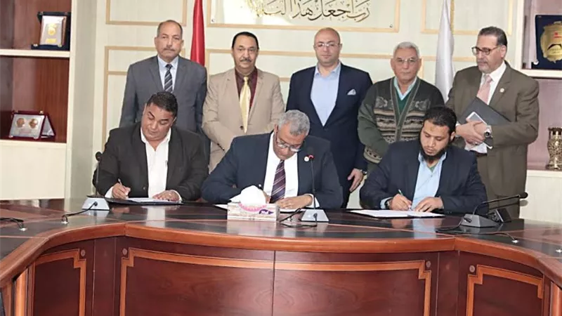 تعاون بين شركة المياه ومؤسسة نهضة بني سويف لتركيب وصلات الصرف الصحي