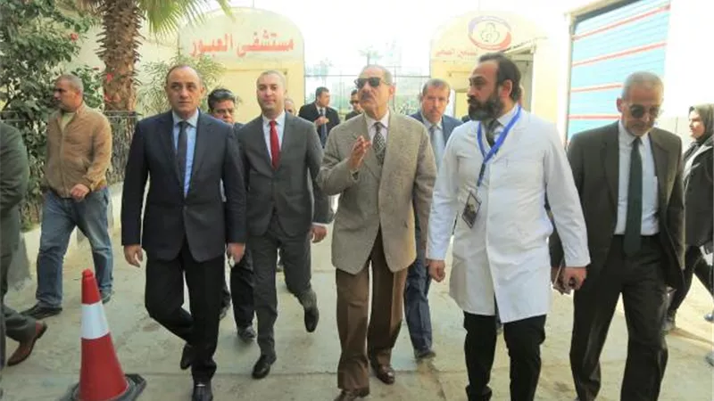 محافظ كفرالشيخ يتفقد قسمى المسالك البولية والأنف بمستشفى العبور.. بالصور