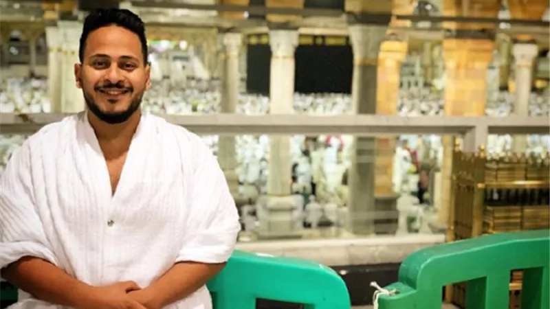 كريم عفيفى يؤدى مناسك العمرة