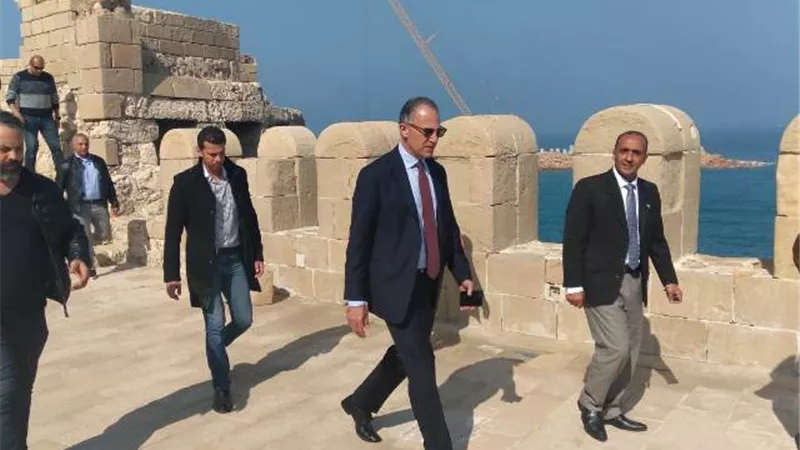 مدير آثار الأسكندرية يصطحب السفير الأمريكي بجولة داخل قلعة قايتباي
