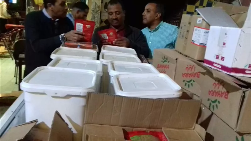 ضبط 1.5 طن مواد غذائية منتهية الصلاحية فى حملة تموينية بالأقصر